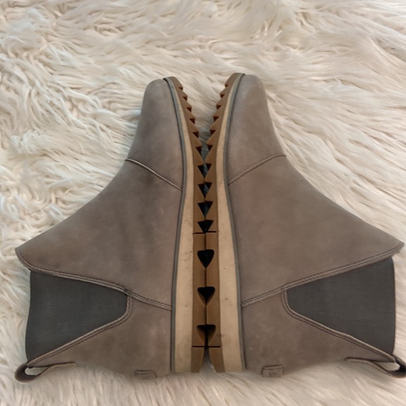 SOREL Boots size 8.5 color gray/silver excellent condition see all photos - Picture 10 of 16
